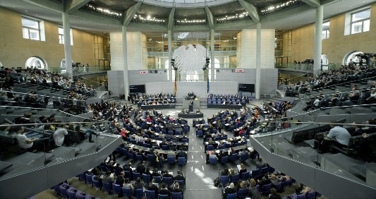 In der kommenden Woche steht das Energieeinspargesetz für Gebäude auf der Tagesordnung des Bundestages. Im gleichen Atemzug soll auch der Solardeckel gestrichen werden. - © Deutscher Bundestag/Marc Steffen Unger
