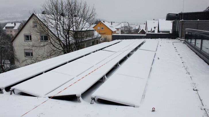 Schnee auf dem Flachdach kann zur Last werden.