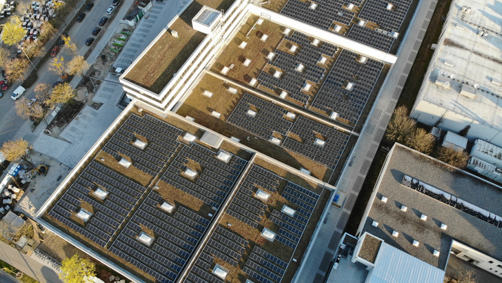 Rund 570 Solarmodule auf dem Dach von Münchens Centro Tesoro. - © Schwaiger Group/Tristan Thaller
