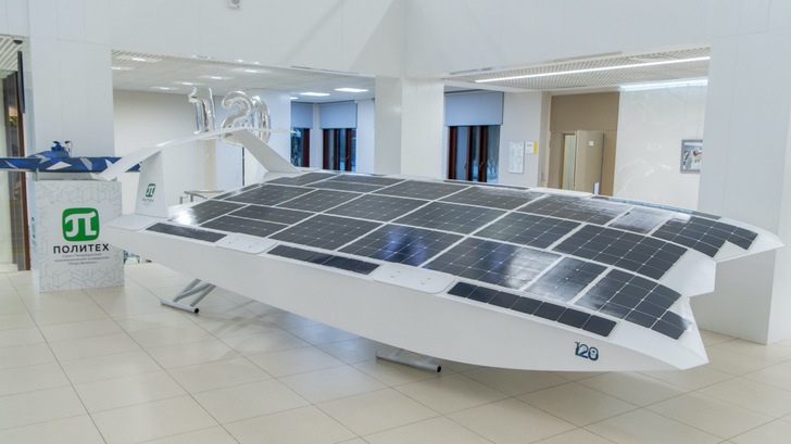 Das Boot schwebt buchstäblich über dem Wasser, Solarstrom sei dank.