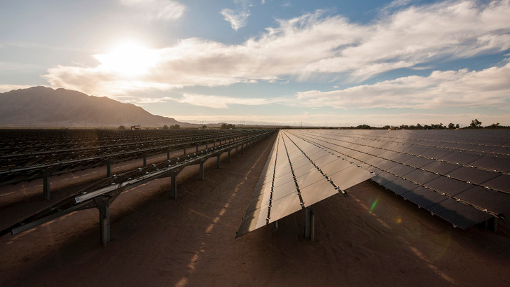 Große Solarparks treiben den globalen Zubau. - © First Solar
