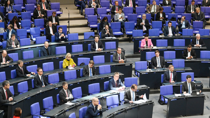 Aufgrund der Coronakrise gelten auch im Bundestag besondere Regeln für den Abstand. - © Achim Melde
