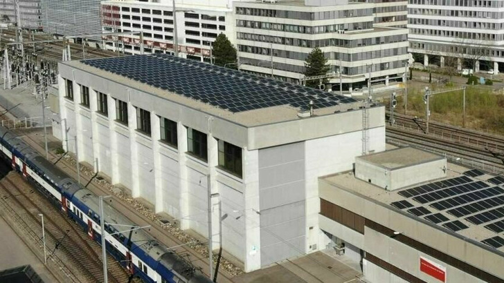 Der Strom aus der Solaranlage in Zürich fließt direkt ins Netz der SBB. - © Basler & Hofmann AG, Christof Bucher
