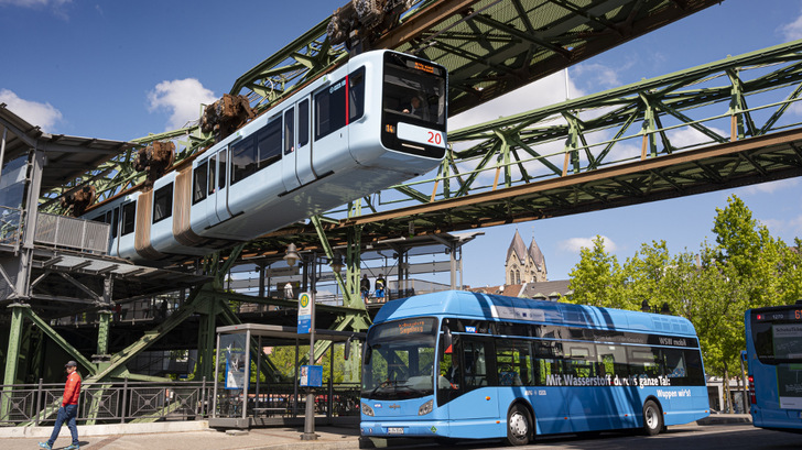 Beim Personennahverkehr setzt Wuppertal auf innovative Ansätze. Während die Schwebebahn eindrucksvoll und weithin sichtbar ist, läuten die Wasserstoffbusse eher unscheinbar ein neues Zeitalter ein. - © Stefan Tesche-Hasenbach
