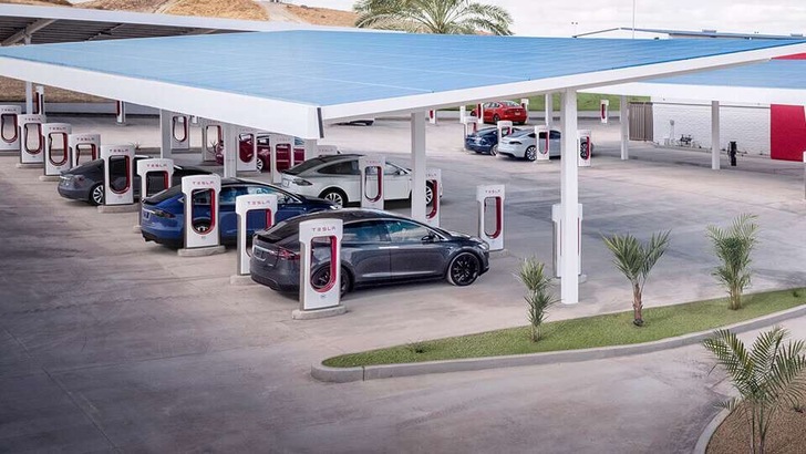 Die US-Sportwagen laden an den firmeneigenen Superchargern – hier noch nicht in Brandenburg. - © Tesla
