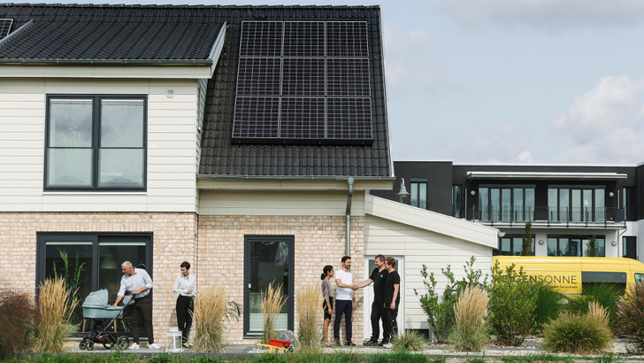 Immer mehr Privatleute entdecken Photovoltaik als preiswerte und krisenfeste Stromquelle. - © Eigensonne
