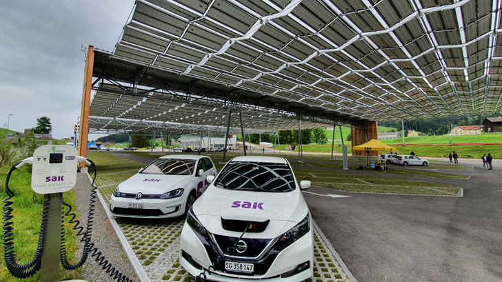 Die Solarmodule spenden nicht nur Schatten, sondern liefern den Strom für die Ladesäulen für Elektroautos. - © SAK
