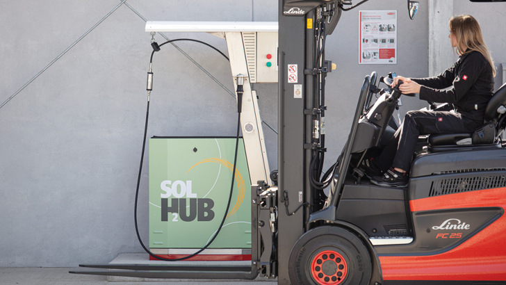 Der Solhub von Fronius setzt Sonnenstrom in Wasserstoff um - zur saisonalen Speicherung.