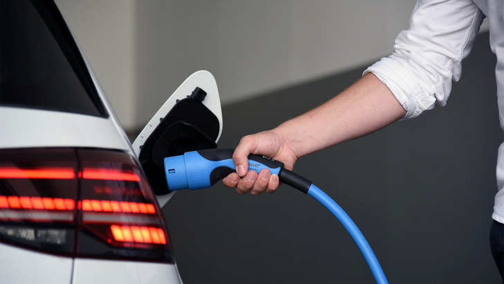 Der unbedachte Griff zum Ladestecker kann teuer werden.