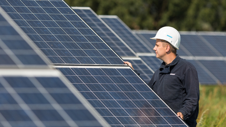 Die Wemag hat sich schon ein Portfolio an Solarparks aufgebaut. Die neue Anlage ist bisher das größte Projekt. - © Stephan Rudolph-Kramer/Wemag
