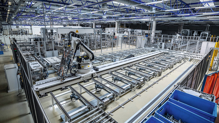 Noch stehen die Maschinen im einstigen Werk von Solarworld in Freiberg still. Doch schon im kommenden Jahr sollen hier wieder Module vom Band laufen.