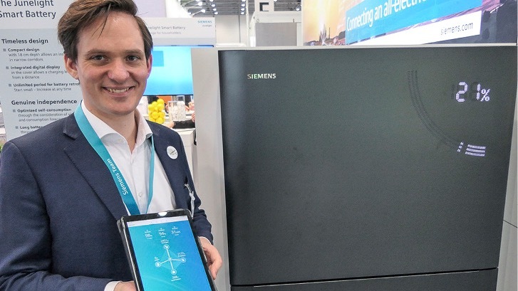 Siemens-Manager Marlon Hassel präsentierte den neuen Speicher bereits auf der Messe ESE in Düsseldorf.