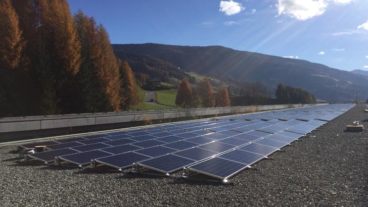 Bisher wurden Solaranlagen vor allem auf Tunneln gebaut, um dort die Beleuchtung mit Solarstrom zu versorgen. Eine echte Straßenüberdachung hätte aber auch Vorteile für die Fahrbahn. - © Asfinag
