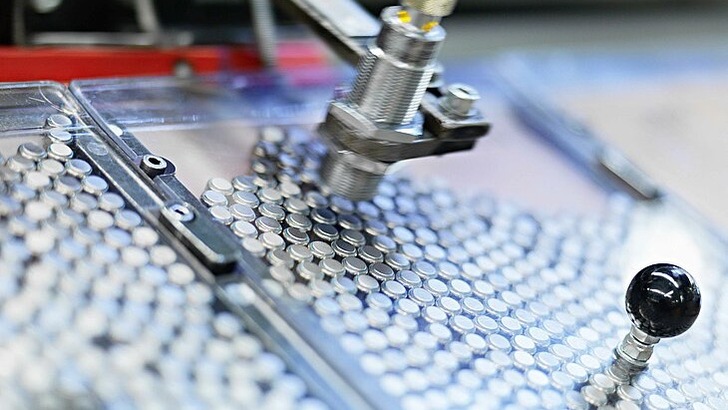 Auf einer Pilotlinie sollen diese neuen Batterieformate optimiert und in eine Massenproduktion überführt werden.