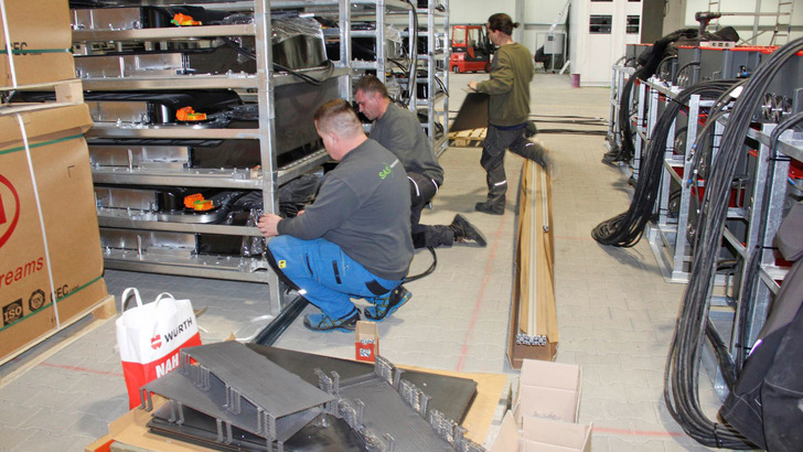 Die neue Fertigung der Batterieschränke und Speichercontainer in Künzing in Niederbayern.