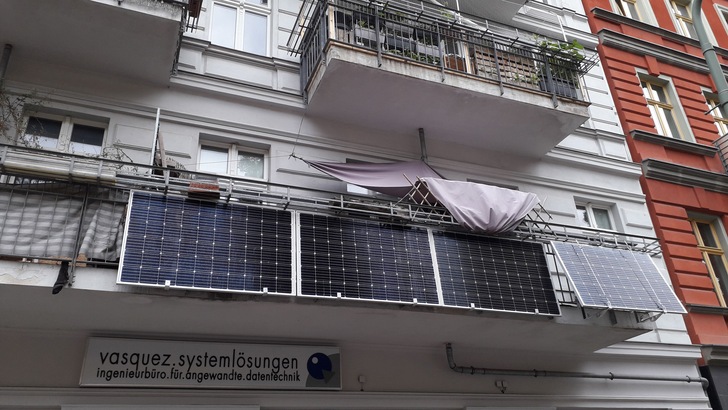 Solarpower: Balkonmodule im Prenzlauer Berg. - © Heiko Schwarzburger
