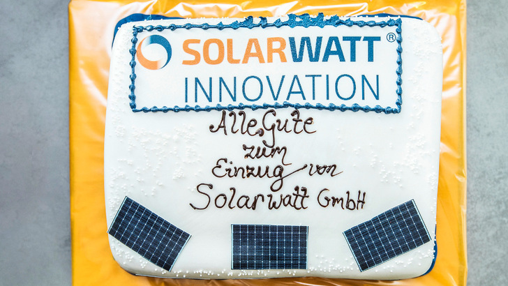 Zur Eröffnung des neuen Entwicklungszentrums von Solarwatt Innovation in Hürth gab es eine symbolträchtige Torte. - © Solarwatt
