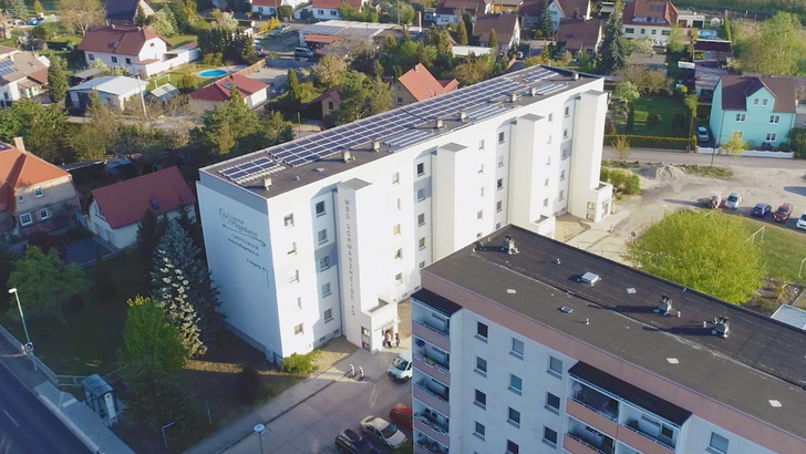 Blick auf ein Solardach der WBG Schwarzheide im Südosten von Brandenburg. - © Solarimo
