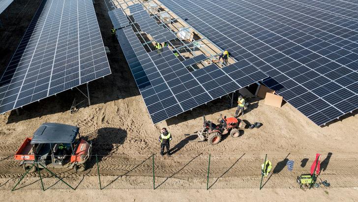 Der Preisverfall der Solarmodule geht weiter. Das kurbelt den Zubau an. Hier eine Baustelle aus diesem Frühjahr. - © GP Joule
