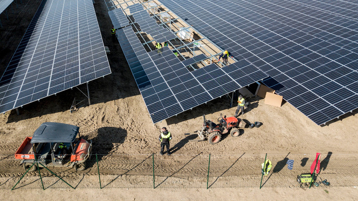 Der Preisverfall der Solarmodule geht weiter. Das kurbelt den Zubau an. Hier eine Baustelle aus diesem Frühjahr.