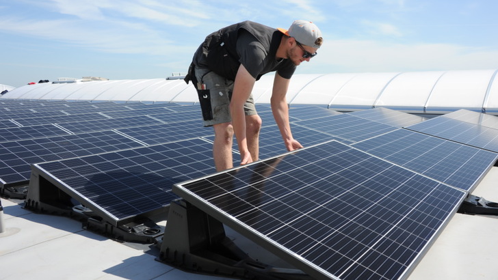 Einklicken der Solarmodule auf dem Dach der Halle in Hoya. - © höpken.redaktion24
