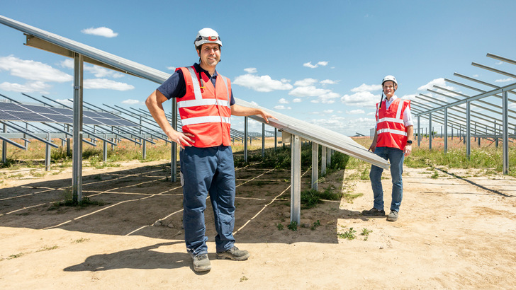 EnBW baut bei Werneuchen in Brandenburg einen großen Solarpark ohne Förderung. Stefan Lederer und  Thorsten Joerss gehören zum Team. - © EnBW/paul-langrock.de
