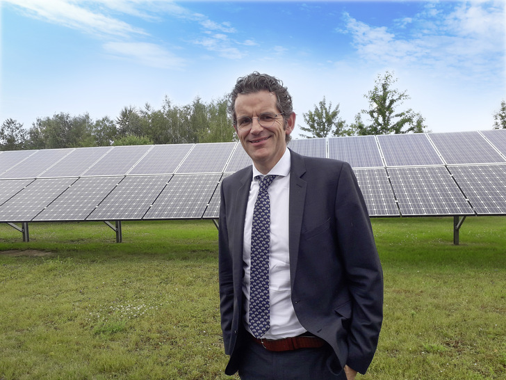 Frank Henn  ist gelernter Starkstromelektriker. An der Fachhochschule in Gummersbach studierte er Elektrotechnik und Wirtschaftswissenschaften. Seine berufliche Laufbahn begann zunächst bei Stiebel-Eltron als Produktmanager für die Warmwassergeräte. Anschließend wechselte er für sechs Jahre zu General Electric, wo er den Vertrieb der industriellen Schaltgeräte in Zentraleuropa verantwortete. 2003 kam er zu Solarworld, als Vorstand für den Vertrieb. Seit November 2017 leitet er die Solarsparte von Kostal in Hagen.