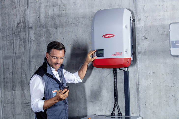 Konsequent digitalisiert: Inbetriebnahme und Wartung laufen in Zukunft auch über eine App auf dem Smartphone oder auf dem Tablet.