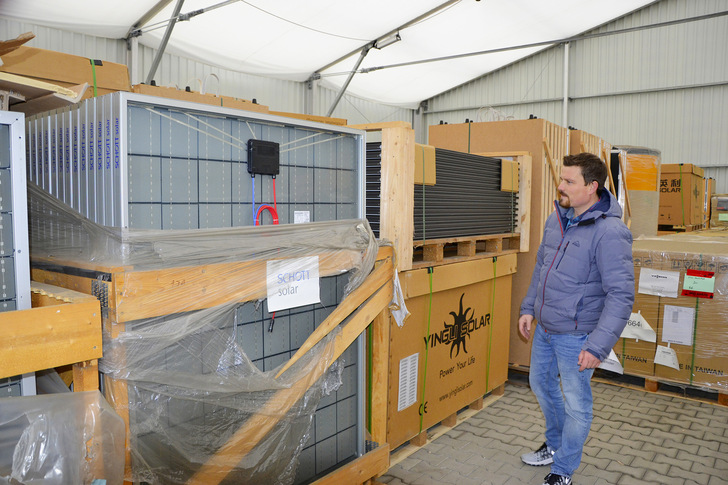 Neben ausgelaufenen Modellen von aktuellen Herstellern gibt es auch Module von Anbietern, die längst nicht mehr am Markt sind. Hier eine Kiste Paneele von Schott Solar.