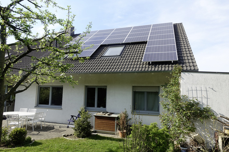 Die Situation auf dem Dach entscheidet in der Regel, ob und wo Leistungsoptimierer eingesetzt werden. Bei Huawei geht es mit und ohne.