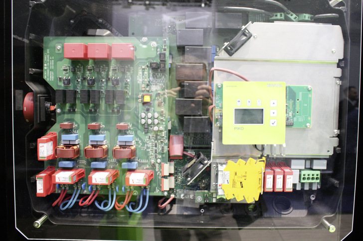 Blick ins Innere des Gehäuses: Elektronik im Piko von Kostal.
