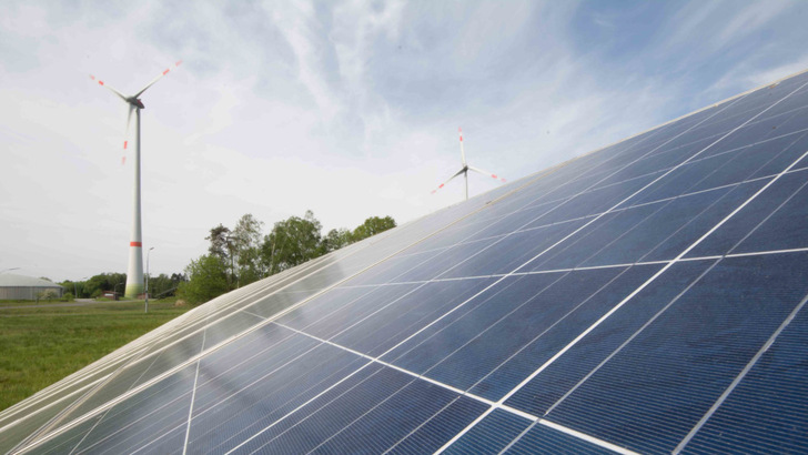 Der Ausbau von Solarenergie und Windkraft muss schneller gehen. Denn die energieintensive Wirtschaft braucht den Ökostrom in großen Mengen.