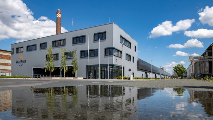 Jetzt gehört sie Meyer Burger: Die Modulfabrik in Freiberg, in der einst Solarworld Peneele produzierte. - © Meyer Burger
