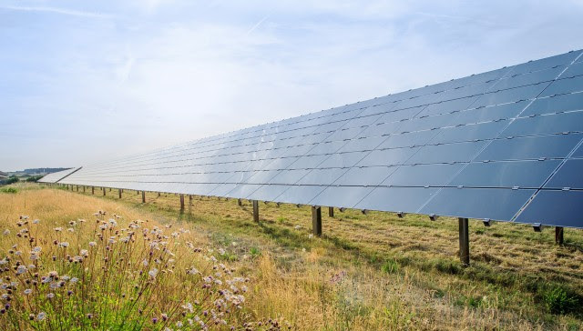 Der Solarpark liefert Strom für die Fertigung von Bosch. - © Bosch
