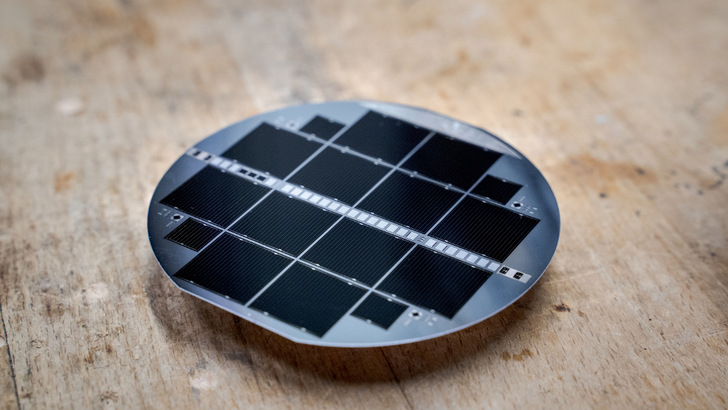 Die neue Rekordzelle: Äußerlich ist sie von einer normalen Solarzelle nicht zu unterscheiden. Doch verschiedene Schichten ermöglichen die Nutzung des gesamten Lichtspektrums. - © Fraunhofer ISE
