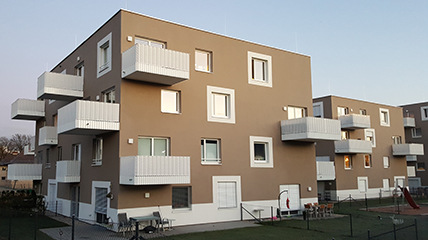 Jeder Wohnung des Mehrfamilienhauses in Linz wird ein Teil der Solaranlage zugeordnet. Diese versorgen die Heizstäbe zur Warmwasserbereitung. - © My PV
