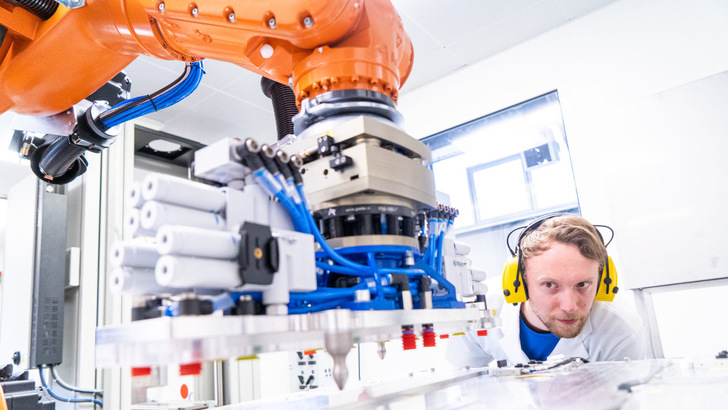 Das Hyfab-Projekt forciert die Massenproduktion von Brennstoffzellen. Das baden-württembergische Wirtschaftsministerium fördert den Aufbau mit 10,5 Millionen Euro. - © ZSW/FVV, Dirk Lässig
