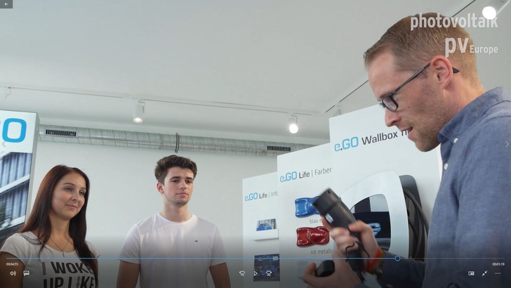 Künftig verkaufen die Installateure ihren Kunden neben der Photovoltaik auch E-Ladetechnik und E-Autos.