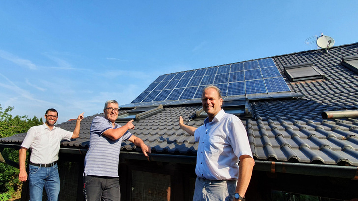 Der Initiator der jetzt angebotenen Lösung der Stadtwerke Roth, Edgar Michel (Mitte), ist nicht nur Solaranlagenbetreiber, sondern auch Mitglied des Stadtrats in der fränkischen Kreisstadt. - © Stadtwerke Roth
