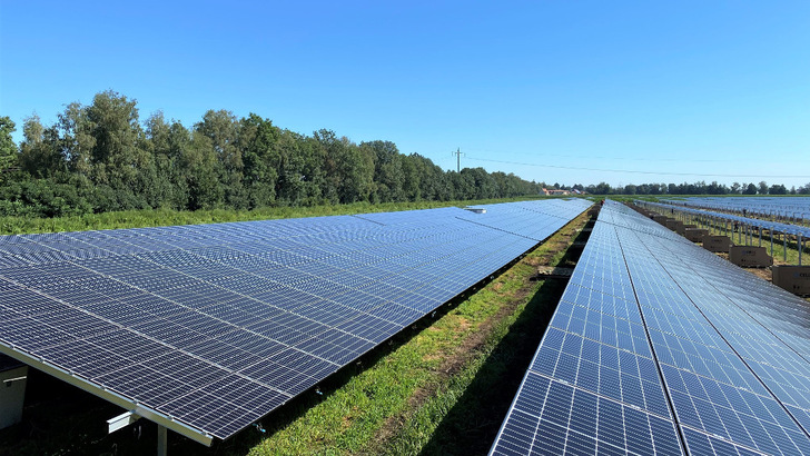 Den Storm aus der Anlage im bayerischen Schondorf vermarktet Naturstrom direkt an seine Kunden. Anumar hat die Anlagen mit einer Leistung von 50 Megawatt gebaut. - © Anumar
