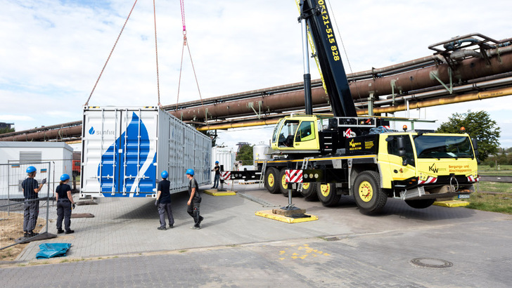 Der Elektrolyseur, den Sunfire installiert hat, soll die Möglichkeiten zeigen, wie energieintensive Produktionsprozesse ohne CO2-Ausstoß funktionieren. - © Salzgitter AG
