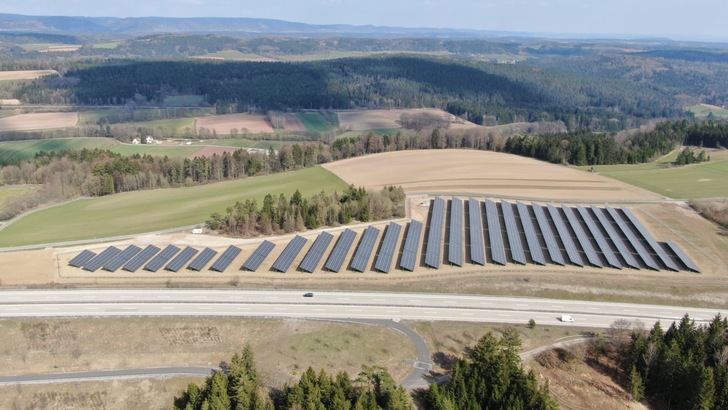 Ein Luftbild des Solarparks Rottenbach in Oberfränken. - © Greenbuddies
