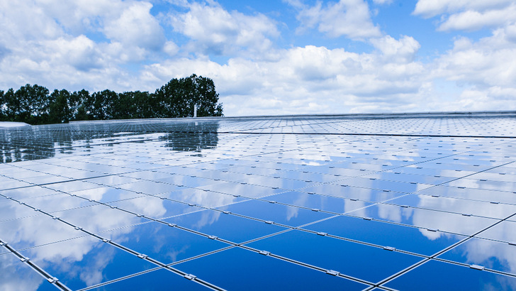 Viele der Anlagen, die vor 20 Jahren installiert wurden, laufen immer noch fehlerfrei. Sie können noch lange weiter sauberen Solarstrom liefern. - © Stephan Rudolph-Kramer/Wemag
