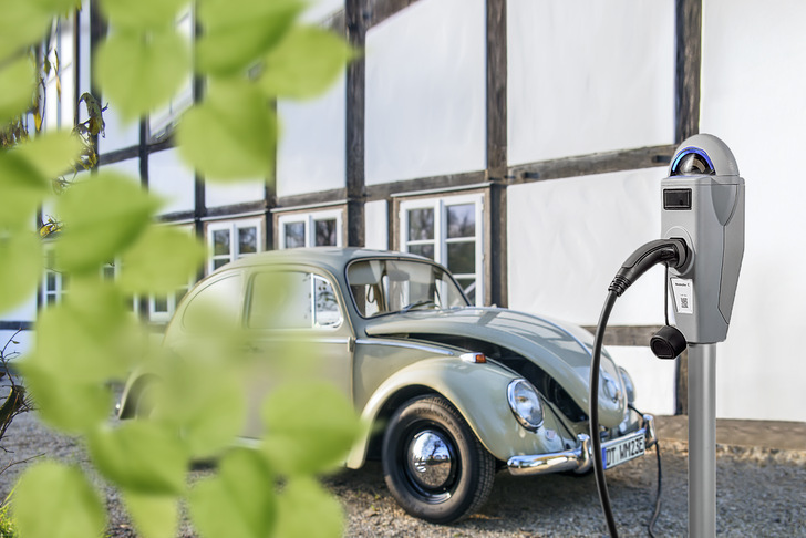 Die Retro-Ladesäule verbindet moderne Technik mit ansprechendem Design. - © Foto: Weidmüller
