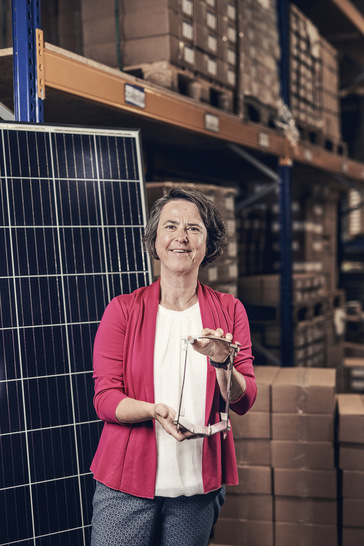 Marion Fiege
 ist seit Januar 2020 bei Ernst Schweizer tätig. Sie verantwortet den Vertrieb des Flachdachmontagesystems MSP in Europa. Ihre berufliche Laufbahn begann sie mit einer Lehre als Buchhändlerin, der sich ein Geografiestudium in Marburg an der Lahn anschloss. Anschließend arbeitete sie zunächst in einem Verlag. 1998 ging sie zu Nordex, einem Hersteller von Windturbinen, wo sie den Vertrieb in Süddeutschland, Österreich und der Schweiz übernahm. 2002 wechselte sie zu Biohaus. Das Solarunternehmen ging später in Centrosolar auf. Bis 2007 war sie bei Centrosolar tätig. Es folgten drei Jahre bei BP Solar, bis der britische Ölkonzern sein Solargeschäft 2010 abwickelte. 2010 wechselte Marion Fiege zu Schott Solar, wo 2013 gleichfalls die Solarsparte geschlossen wurde. Nach sieben Jahren bei einem Ingenieurdienstleister kehrte sie Anfang 2020 mit dem Eintritt bei der Ernst Schweizer AG in Hedingen in der Schweiz in die Solarbranche zurück. - © Salizzoni/Ernst Schweizer
