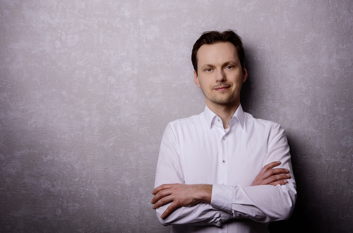 Dr. Christian Milan ist Gesch.ftsführer der M3E GmbH. Die Firma berät gewerbliche Kunden beim Umstieg auf Elektrofahrzeugeund bietet unter anderem das Fördermittelmanagement für E-Fahrzeuge und Ladeinfrastruktur an.