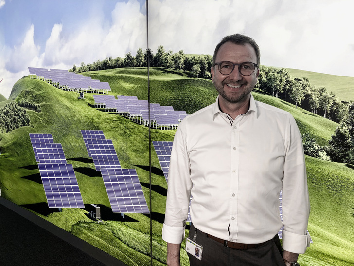 Torsten Sieker von Phoenix Contact erläutert die Neuheiten für 2020.
Torsten Sieker leitet die Abteilung Global Industry Management Solar Power bei Phoenix Contact. Seine Aufgaben umfassen das internationale Projektgeschäft, neue Lösungen und deren Vermarktung im internationalen Umfeld sowie Business Development. Er ist seit 1997 bei Phoenix Contact in Blomberg und Bad Pyrmont tätig, davon zwölf Jahre in der Solarbranche. Der erfahrene Produktmanager hat seine Laufbahn mit einem Studium der Elektrotechnik an der Fachhochschule Lippe in Lemgo begonnen. - © Foto: Karsten Schäfer
