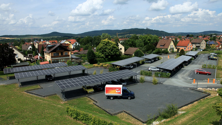 Die Überdachung von Parkplätzen hat einen dreifachen Nutzen: Sie sorgt für mehr Photovoltaik ohne Fläche zu versiegeln, die liefert Strom für die Elektromobilität und sie spendet Schatten. - © IBC Solar

