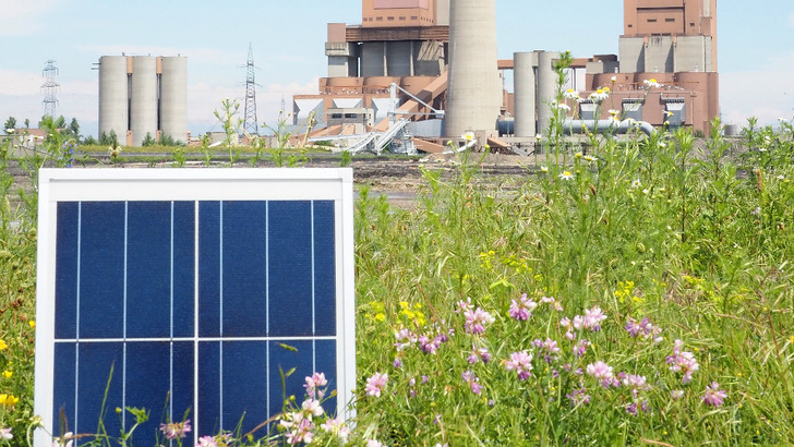 Direkt vor dem einstigen Kohlekraftwerk Dürnrohr entsteht ein Solarpark mit einer Leistung von über 25 Megawatt. - © EVN/Gabriele Moser
