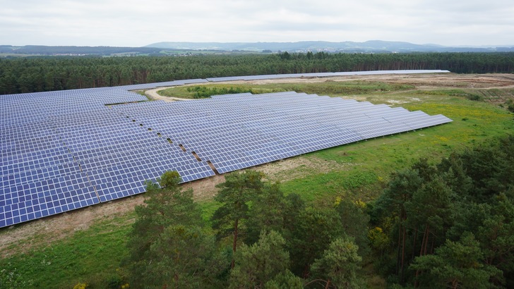 Der Solarpark Uttenreuth kommt auf 7,2 Megawatt. - © Naturstrom
